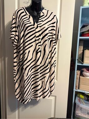 H&M Zebra-Striped V-Neck Tunic in Black and Cream